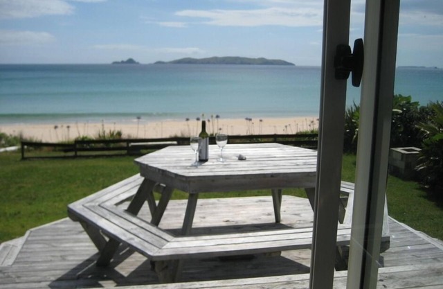 Komfortables Haus am Strand in der Taupo Bay.
