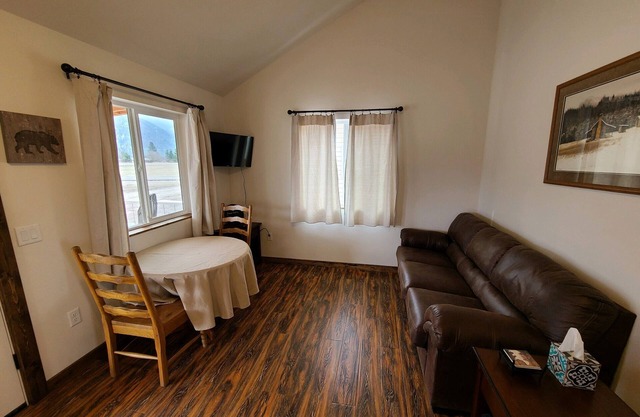 Comfortable cabins with a view - close to Glacier National Park