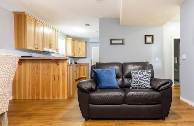 Comfortable, clean and secure apartment, 4 mins from Anthony Henday.
