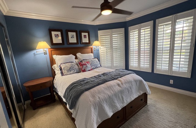 Comfortable, clean, cozy 1 Bed, 1 bathroom, 1 small living room/ Kitchenette.