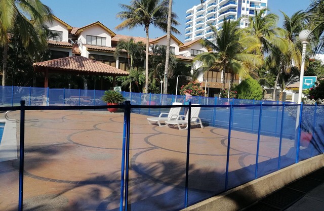 Comfortable closed unit house, swimming pool, 100 meters from the Sea, Bello Horizonte beach