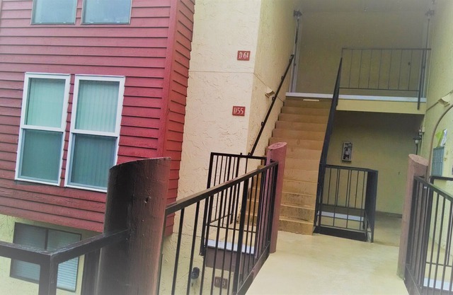 Comfortable condo with mtn and water view. Close to Navy base and Seattle ferry.