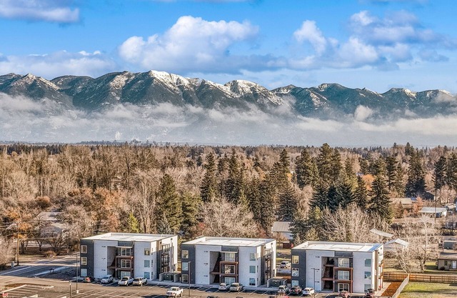 Comfortable condo with full kitchen - conveniently located