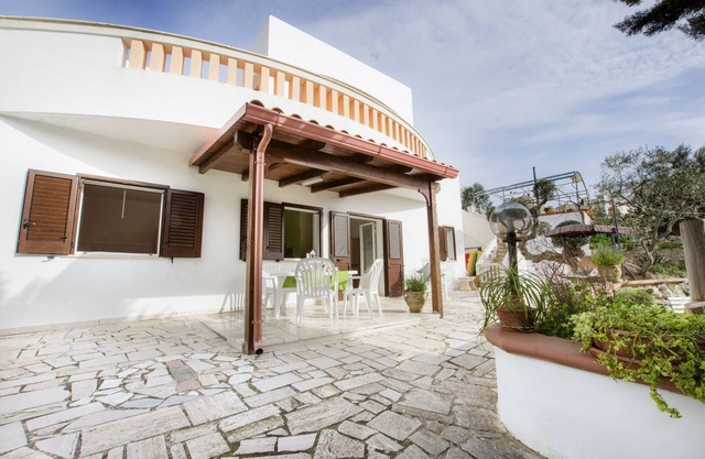Komfortables Ferienhaus mit großem Garten, nur einen Steinwurf von den Stränden von Salento entfernt
