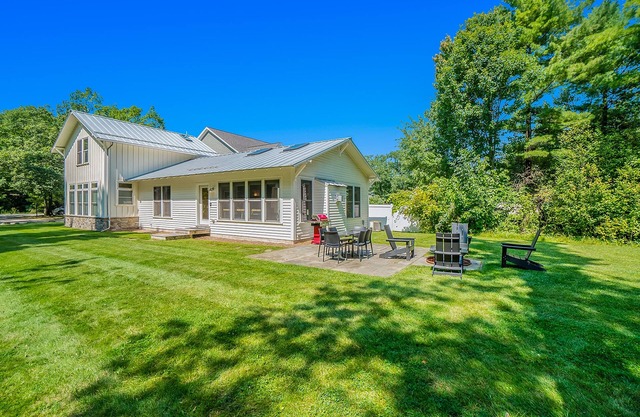 Comfortable cottage near Lake Michigan with gas fireplace, washer/dryer, patio
