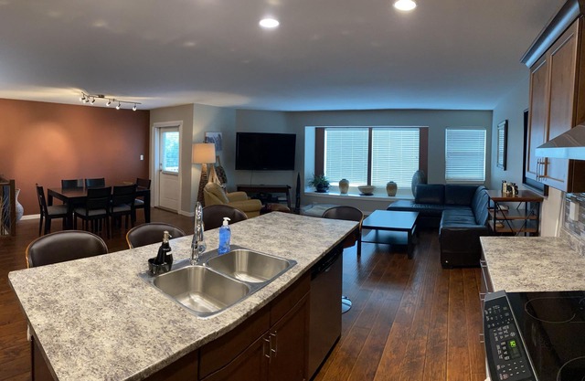 Comfortable & Cozy / 3 bedroom with Hot Tub