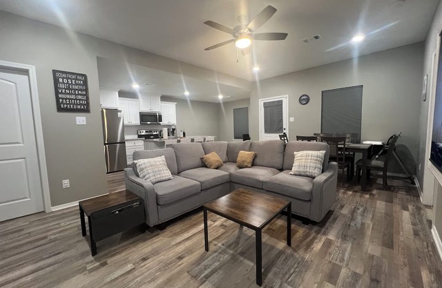 Comfortable & Cozy Private Bed New ConstructionnHouse w/Privacy Fence Backyard