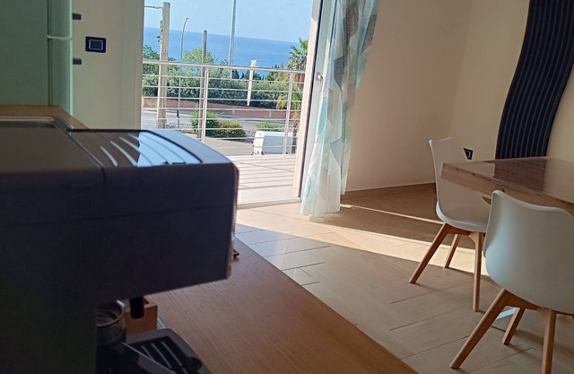 Comfortable Deluxe Apartment in the center of Tropea with sea view balcony