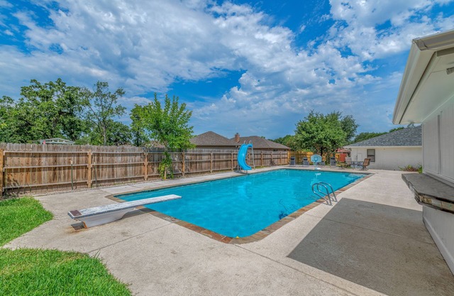 Comfortable Escape - Pool w/ Slide & Hot Tub, Great for Families & Groups