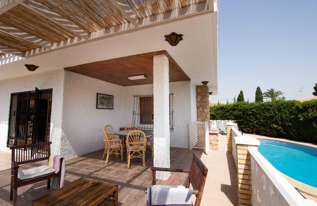 Komfortable familienfreundliche Villa. Eigener Garten und Pool. W-lan.