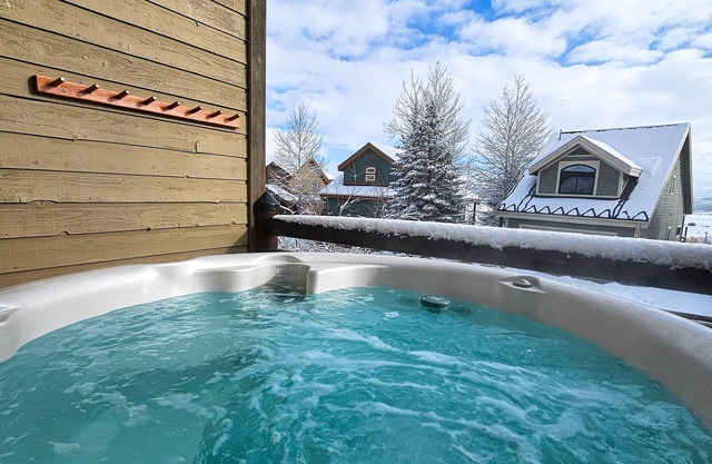 Gemütliches Familienhaus mit privatem Whirlpool und ein Gemeinschafts-Pool & Fitness-Studio!