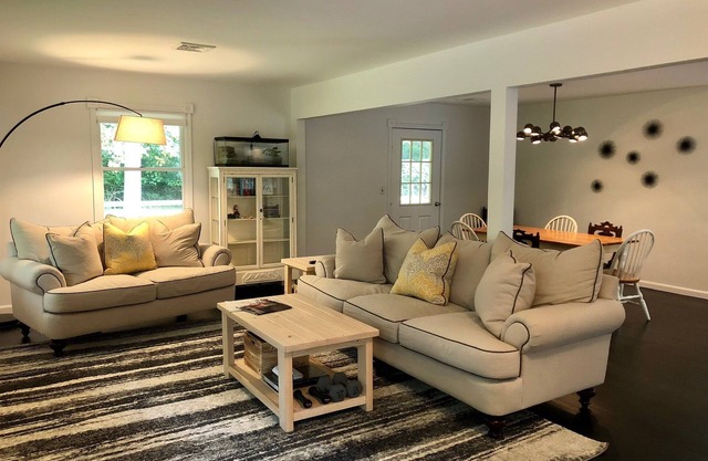 Comfortable family home backing up to preserve land- 5 min to Ditch