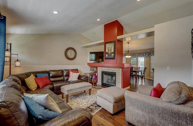 Comfortable Family-Sized Home w/ 4br 3 bath, ping pong, fast wifi and hot tub!