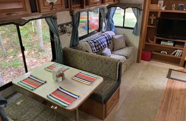 Comfortable Getaway - Adirondack RV