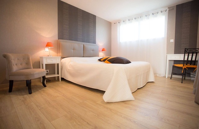 Komfortables Gästezimmer "les Bruyères" in der aufgehenden Sonne