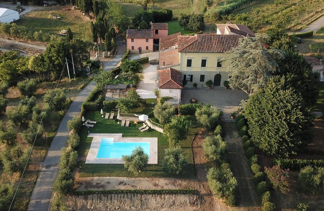 Komfortables Ferienhaus in Pistoia mit Pool