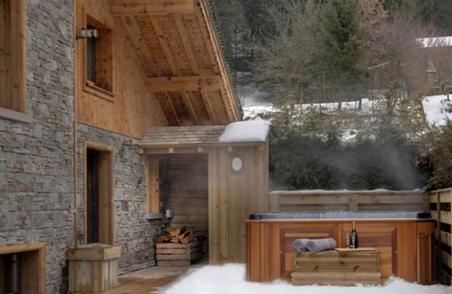 Comfortable holiday home with fireplace