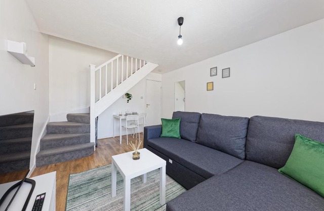 Comfortable Home in Kent, Sleeps 6 - Parking Available