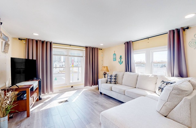 Comfortable home near beach with screened porch, pool, tennis, & mini-golf