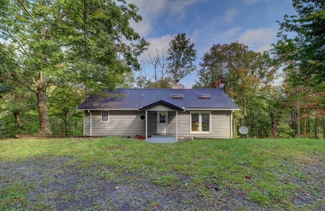 Comfortable home near Carter's Lake- Secluded and inviting!