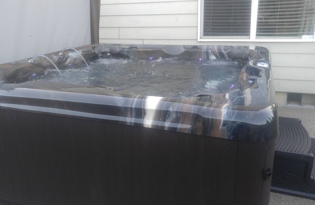 Sauber, komfortabel, schöne Terrasse mit eigenem Whirlpool.