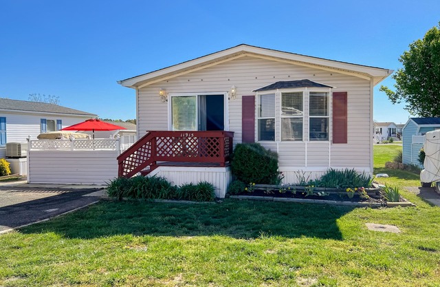 Comfortable home with tennis court, jetted tub, pool, W/D, patio, & full kitchen
