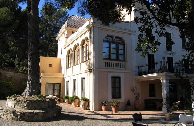 Comfortable house, garden of 24,200 m2. Private pool, barbecue. Wifi