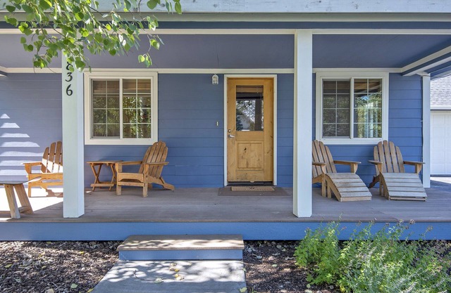 Comfortable In-town Getaway to Teton Valley