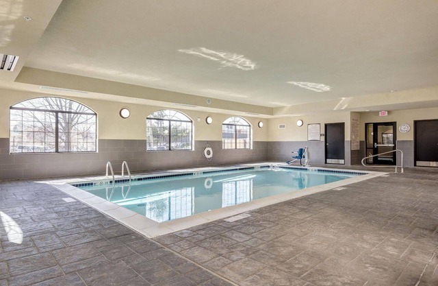 Comfortable King Suite Near Edward Jones! Complimentary Breakfast