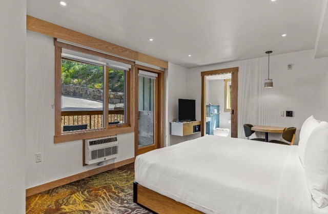Comfortable King Room w/ Accessible Amenities