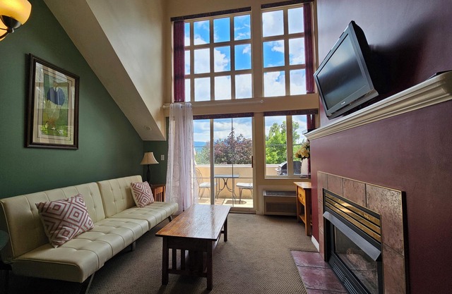 Comfortable Loft With Golf Course View -310