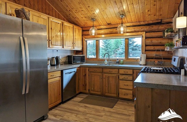 Comfortable Log Cabin w/AC ~ Downtown Seeley Lake!