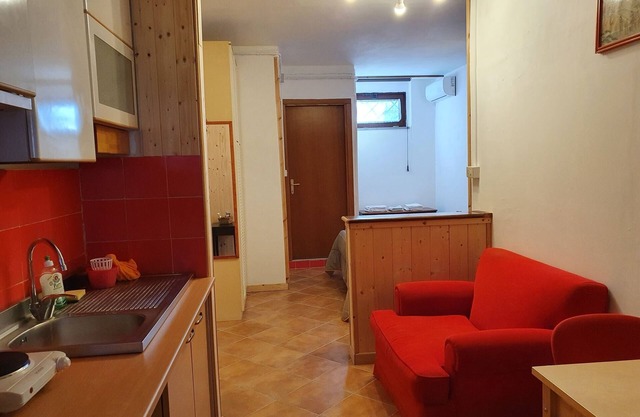 Entzückende kleine Wohnung in einer Villa, umgeben vom Grün eines großen Gartens.
