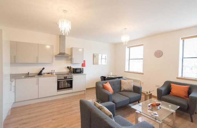 Comfortable Modern Apartment in Swindon, FREE parking sleeps up to 5