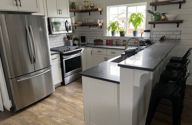 Comfortable new home 1 mile from beach w/ hot tub & 40 Amp Juice Box EV Charger!