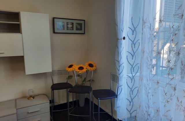Komfortable Zweizimmerwohnung mit Parkplatz im Zentrum von Genua
