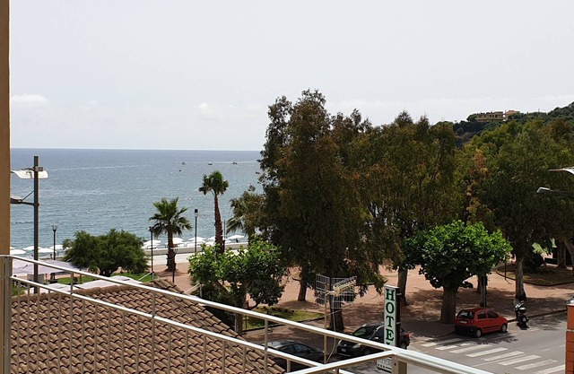Comfortable one-bedroom apartment with kitchen and level terrace 50 meters from the sea