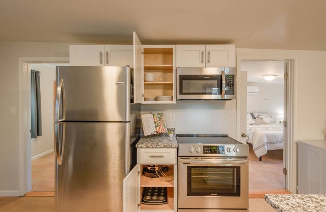 Comfortable pet friendly 2 bdrm house minutes from downtown, hospitals and UNM!