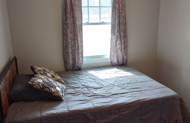Comfortable Private Rooms near Congamond Lakes in Southwick