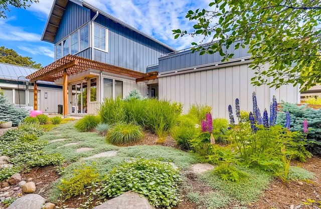 Comfortable, private studio three blocks to downtown