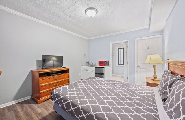 Comfortable Room With Bath in Brownstown