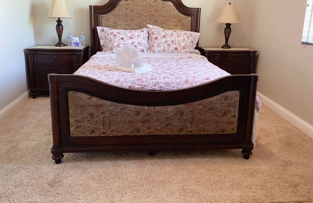 Comfortable Rooms #201 In A House: Queen Bed + Free WiFi + Work Desk