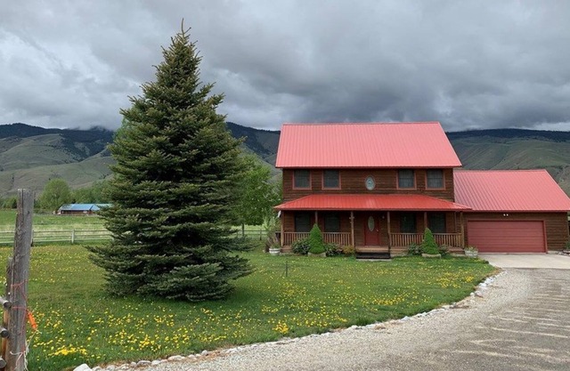Geräumiges Landhaus mit Pferdemöglichkeiten in der Nähe zahlreicher Outdoor-Aktivitäten.