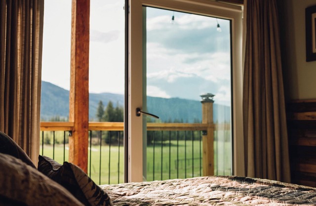 Comfortable rustic cabin right next to Wells Gray Park