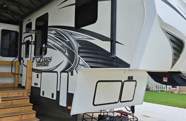 Comfortable RV 5th Wheel located in Sargent, TX in the coastal town of Sargent.