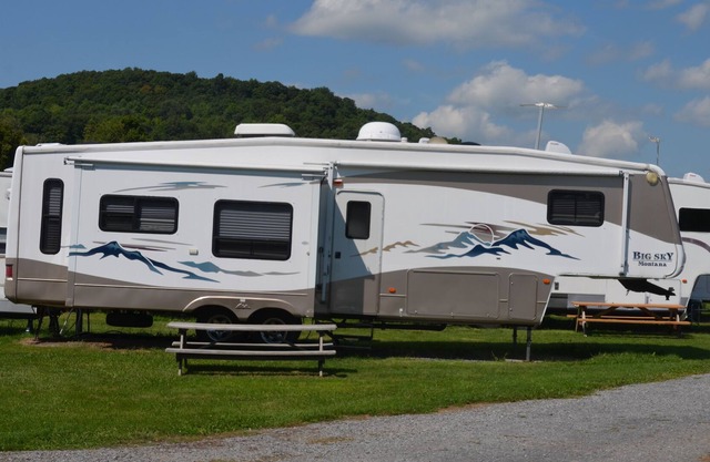 Bequeme RV auf einem Full-Service-Campingplatz befindet sich in der Ciderhouse Campingplatz