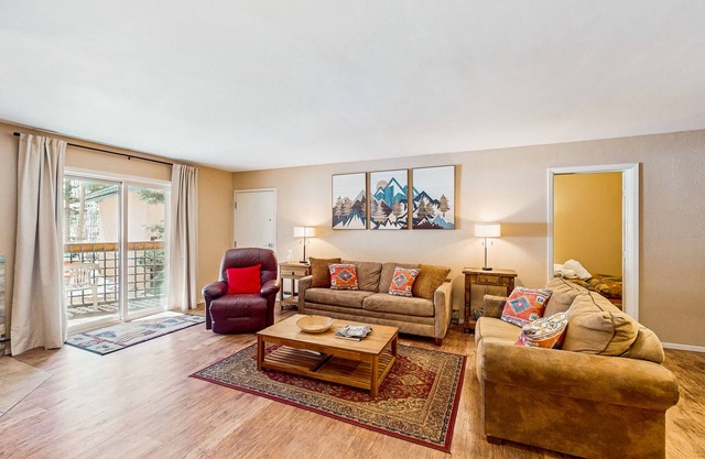 Comfortable ski-in / ski-out condo, with gas stove, soaking tub, balcony & WIFI