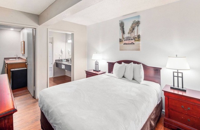 Comfortable Space for Travelers Exploring Pike Place Market & More