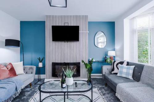 Comfortable & Spacious 3BR House with WiFi and free Parking