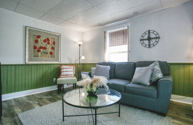 Comfortable spacious farmhouse vineyard location. Ensuite bathrooms.